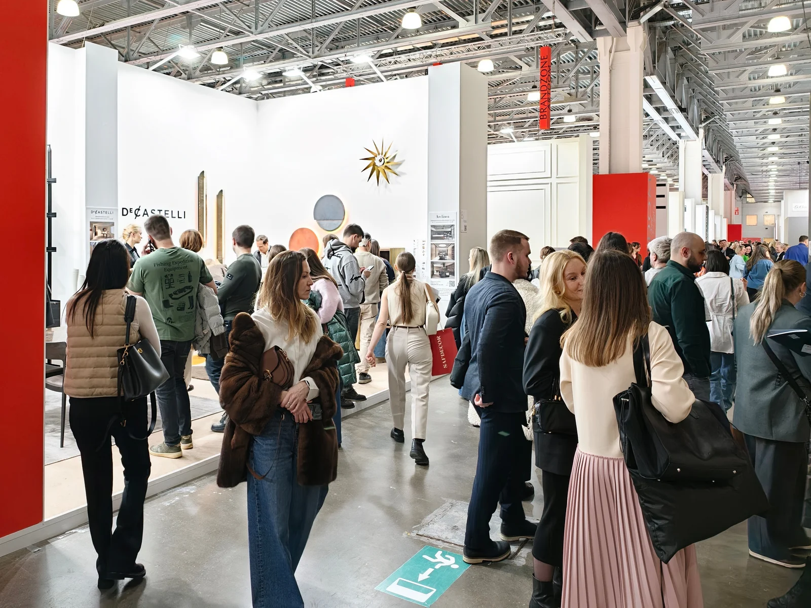 Толпа посетителей ярмарки ArtDom 2026 у стенда De Castelli