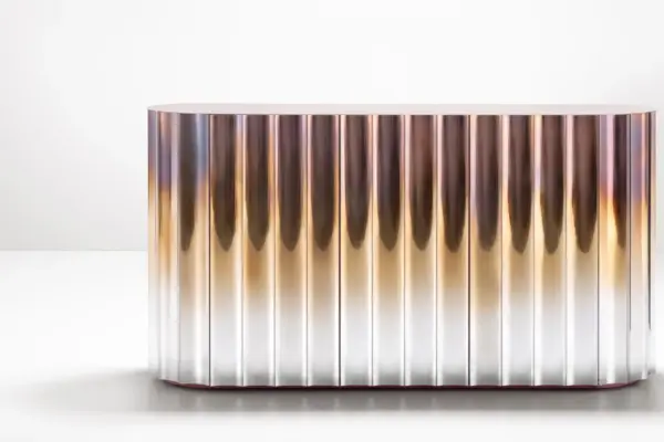 Dorica Sideboard: каннелировки дорической колонны в металле