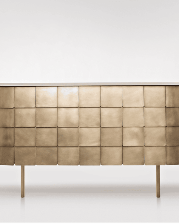Yoroi Sideboard — латунный фасад, фронтальный вид
