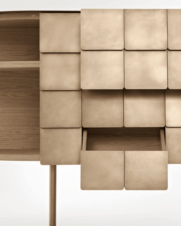 Yoroi Sideboard — деталь латунного фасада