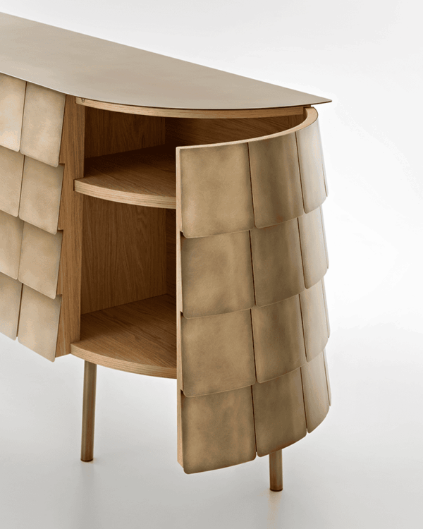 Yoroi Sideboard — деталь латунного фасада, боковой вид